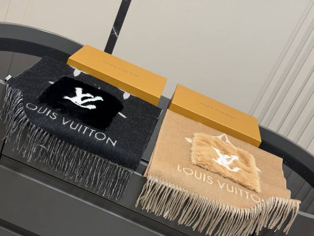 配盒 原单羊绒 芯片款 Size：180*45Cm Lv 百分百羊绒围巾 温柔可爱又暖和 羊绒摸起来很舒服 是见过最好搭配的围巾 无敌好卖的一款