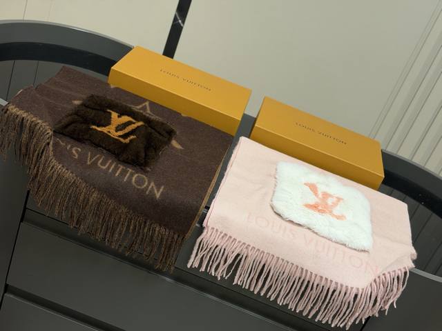 配盒 原单羊绒 芯片款 Size：180*45Cm Lv 百分百羊绒围巾 温柔可爱又暖和 羊绒摸起来很舒服 是见过最好搭配的围巾 无敌好卖的一款