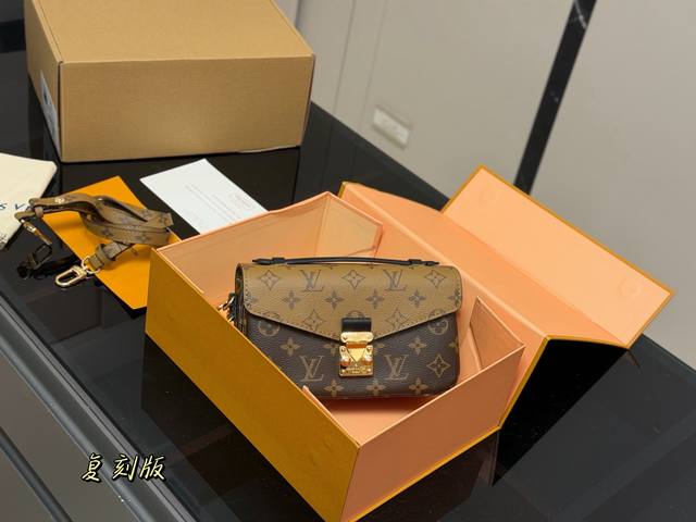 配折叠盒飞机盒 Size：21Cm Lv 顶级品质邮差包 升级钢五金 经典老花邮差 每一年这个季节都要推一下！ 因为它太经典！太好看！