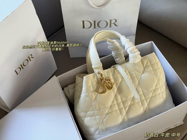 配盒 再次升级版 Size：28*21Cm 大号 D家 超火的Toujours 购物袋 个人觉得 包型真的很耐看！ 又休闲 又优雅！ 现在它很火哦！