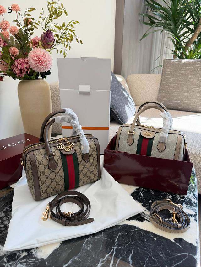 Gucci Ophidia迷你老花波士顿高级又可爱 复古老花图案搭配高级感十足的质感,展现了经典与时尚的融合哇精致小巧的造型宛如一件艺术品~优雅的线条与典雅的色 Gucci Ophidia迷你老花波士顿高级又可爱 复古老花图案搭配高级感十足的质感,展现了经典与时尚的融合哇精致小巧的造型宛如一件艺术品~优雅的线条与典雅的色