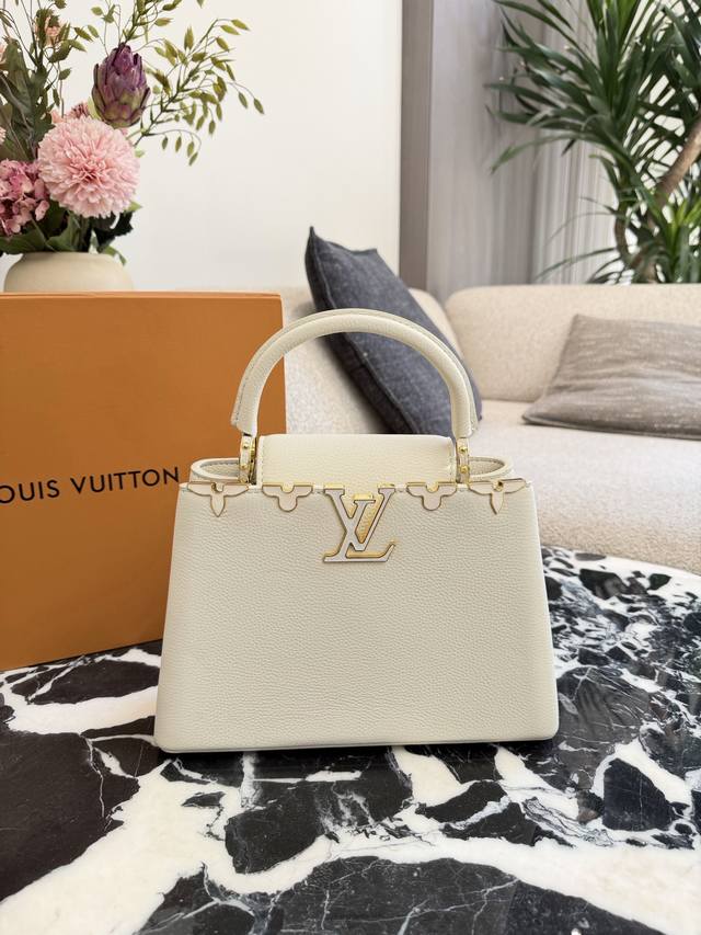 Lv Capucines 手提包 Lv Capucines 手提包，黑色Taurillon牛皮+白贝母珐琅花边，金属Lv标志超有辨识度汁。尺寸 27Cm 小巧精