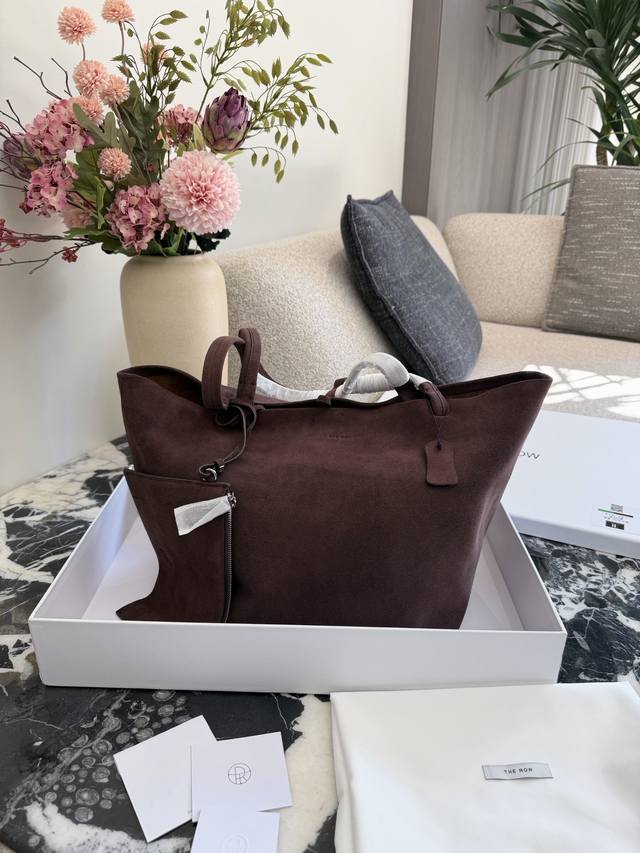 Park Tote Three|我愿称之为通勤包天花板 今天我来聊聊,Therow今年必入的一个单品,非Park Tote Three 莫属。 荔枝纹牛皮,包包 Park Tote Three|我愿称之为通勤包天花板 今天我来聊聊,Therow今年必入的一个单品,非Park Tote Three 莫属。 荔枝纹牛皮,包包