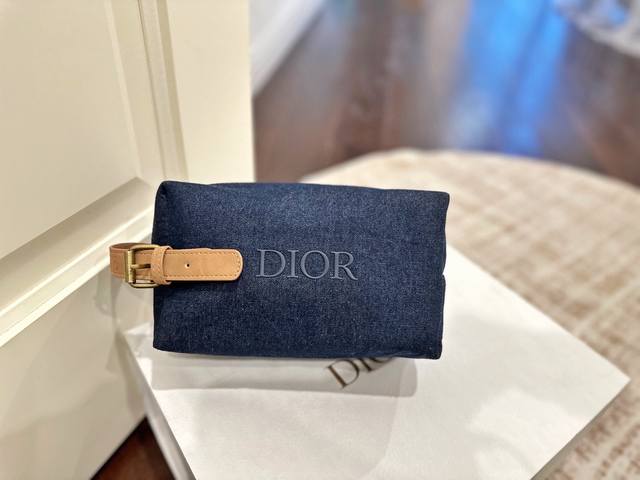 原版盒包装 尺寸21Cm 迪奥Dior 旷野系列 专柜尾单化妆包 原版3D面料 美丽又耐看 精致的挪不开眼～ 真的有被治愈到 手提设计还能拎着凹造型 出远门带也