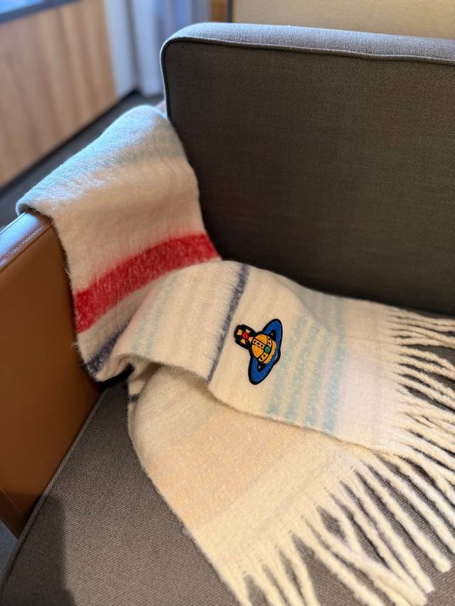 礼盒包装5 Size：180*50Cm 西太后 新款围巾 越大越有感觉 配色，简单大气！ 羊毛材质的很亲肤， 摸着也是软软的 长度和宽度简直是用料足足