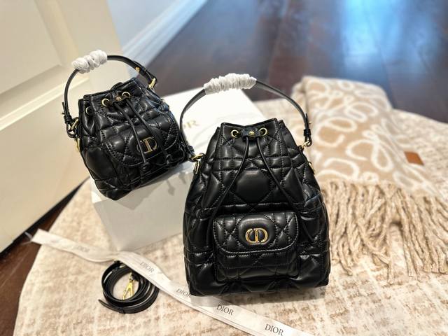 折叠礼盒包装 尺寸 15Cm 20Cm 迪奥 Caro 水桶包Dior 很难不是迪奥新宠Caro水桶 经典藤格纹+羊皮材质，手感软糯到上头 灯光下自带贵气滤镜，