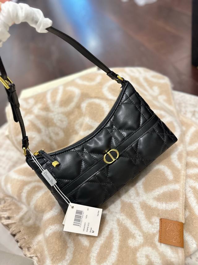 原单 折叠礼盒包装 Dior 水饺包 喜欢腋下包的有福啦！ Miss Caro系列的这款迷你单肩包 性价比极高，线条自然流畅 看着虽小，但装Promax还绰绰有