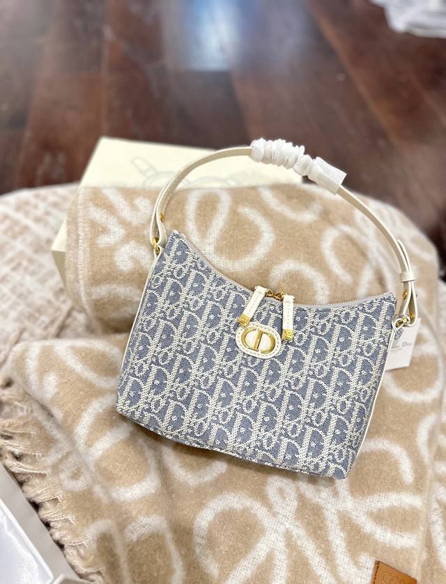 折叠礼盒包装 Dior 迪奥｜Diorling 三个肩带的小包 Dior 新款 Diorling三个肩带的小包 目前有老花和黑色皮质两种材质 尺 寸 21 17