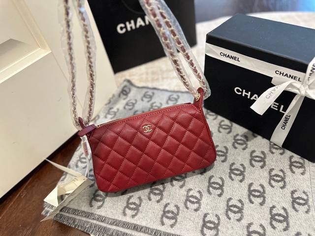 折叠礼盒包装 Size:22×13 Chanel香奈儿新款25A隐藏款链条麻将包 上身巨好看巨精致，洋气又时髦 链条肩带调节，可斜挎单肩 荔枝纹面料设计，高级感