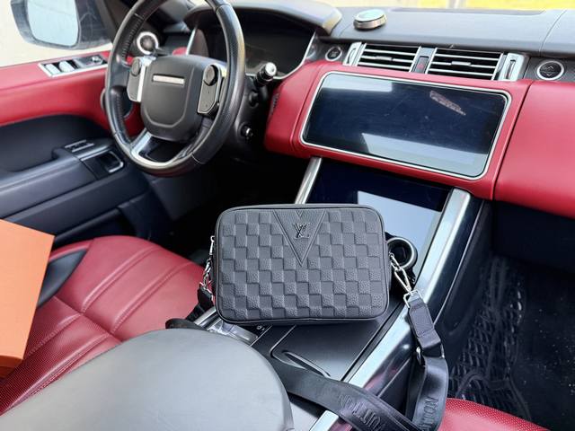 高端货 新款 “ Louis Vuitton ”Lv单肩包 路易威登牛皮单肩斜挎包 可调节肩带磁吸扣开合 粒面软皮 头层牛皮 单肩斜挎包 男款 黑色 超高清五金 高端货 新款 “ Louis Vuitton ”Lv单肩包 路易威登牛皮单肩斜挎包 可调节肩带磁吸扣开合 粒面软皮 头层牛皮 单肩斜挎包 男款 黑色 超高清五金