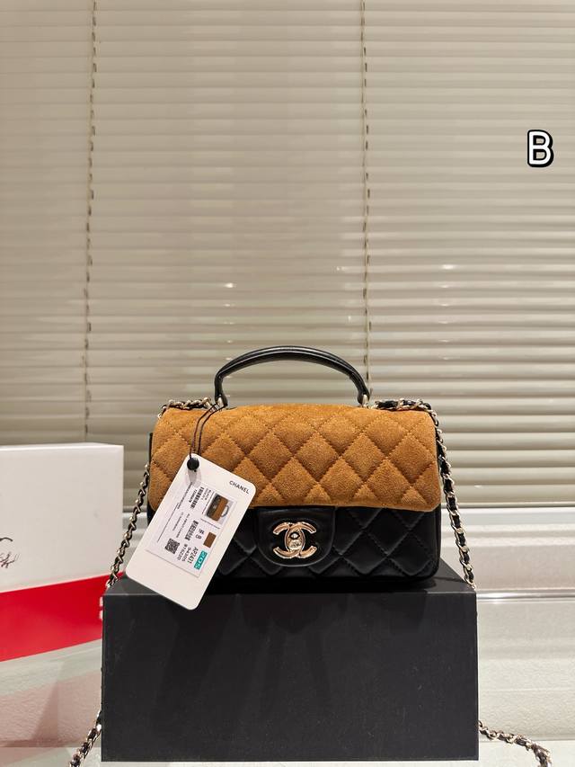 麂皮 Chanel 22B金属手柄Minicf 新款金属手柄 Cf Mini 真香，金属双C Logo 经典万年③ 金这季手柄跟以往也不一样了，金属装饰是加分项