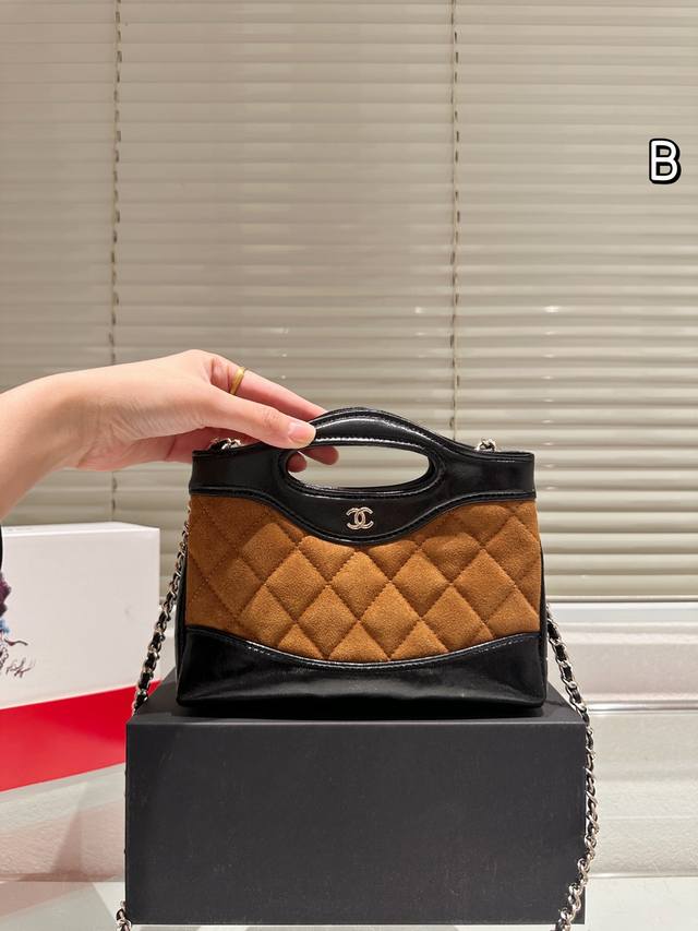 麂皮 香奈儿31 Bag Nano拼色链条包 这款香奈儿31 Bag Nano拼色链条包，黑色+奶茶色拼接，经典菱格纹+金属双C扣，复古优雅感拉满。优质皮革+油