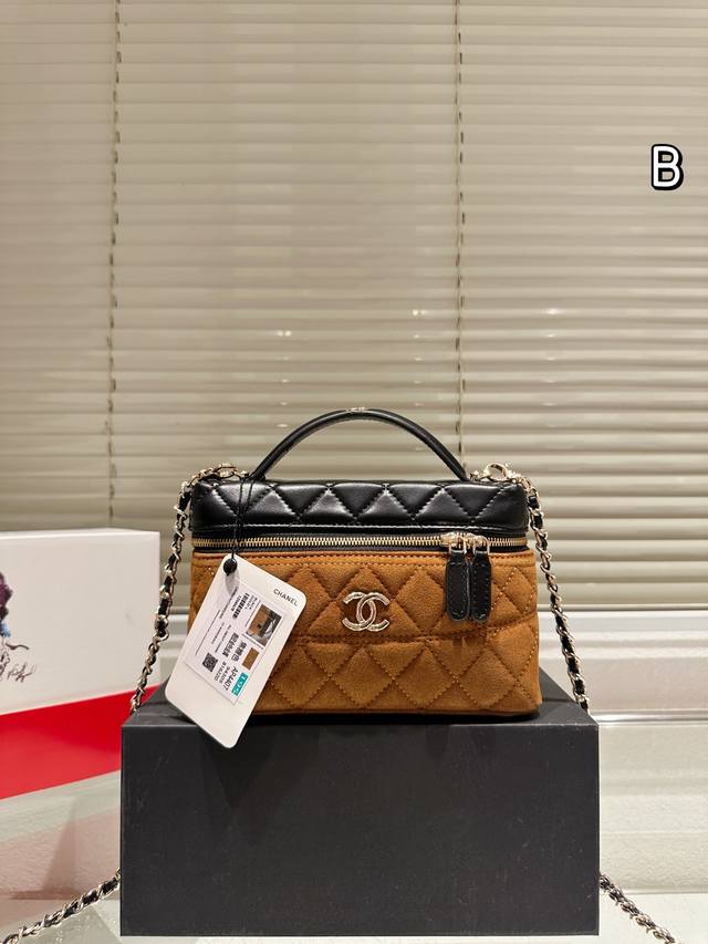 麂皮 Chanel 黑棕拼色盒子包 这款Chanel黑棕拼色盒子包，经典菱格纹+优质羊皮，质感细腻又耐用。黑棕拼色设计超有复古高级感，链条肩带可手提Or斜挎，灵
