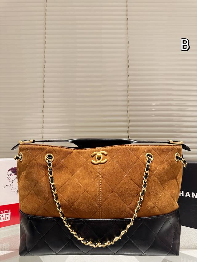 麂皮 香奈儿｜ 高级手工坊 水桶包 手工坊杭州大秀的焦点爆款经典与创新交织的杰作 灵感来自香奈儿女士的乌木漆面屏风；标志性菱格纹 、邂逅独特拼色的设计 材质的碰