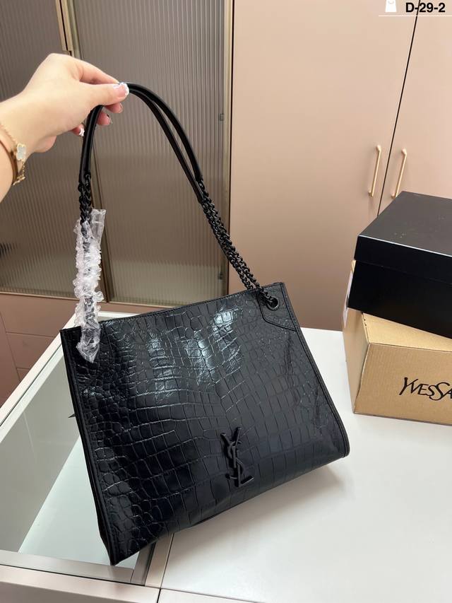 牛皮 圣罗兰 Ysl Niki托特 出行必备单品 超大容量哦! D-29-2尺寸33×25折叠盒飞机盒 牛皮 圣罗兰 Ysl Niki托特 出行必备单品 超大容量哦! D-29-2尺寸33×25折叠盒飞机盒