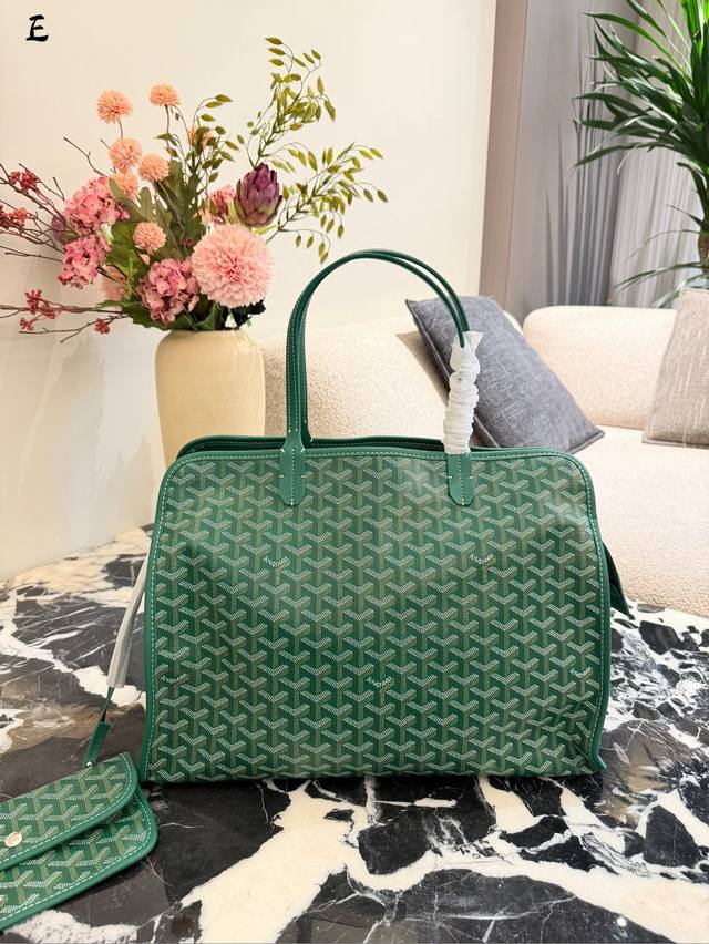 Goyard｜比购物袋时髦一万倍的Hardy Goyard 高雅德这款小众款Hardy虽说比普通款购物袋看起来只多了一个拉链，但是造型感和时髦感都多了好几倍 容