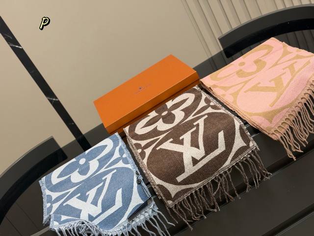 配盒 Size：30*180Cm 降温啦！晚上真的需要一条围巾 Lv 王牌围巾 无敌好卖的一款 必须种草的第一条围巾
