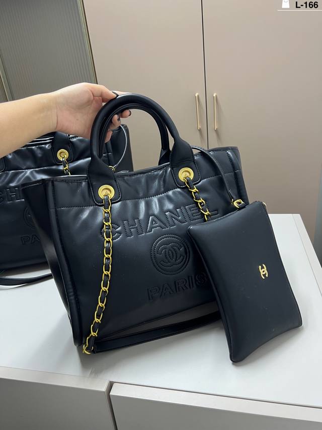 小 香奈儿沙滩包 任何搭配都能够轻松驾驭 低调有质感 容量也很可 L-166尺寸33×26 37×30 小 香奈儿沙滩包 任何搭配都能够轻松驾驭 低调有质感 容量也很可 L-166尺寸33×26 37×30