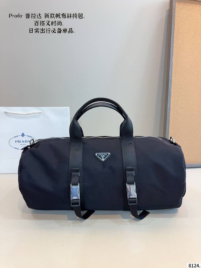 Prada 普拉达 重磅推出旅行包，当健身包，旅行包，工作包都没有影响它的随性酷感。这里有新款Chanel等你Pick！随性百搭时尚。 尺寸：47*21*23C