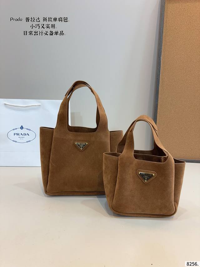 普拉达Prada Hobo单肩包 多种背法太可了 手提 斜挎 单肩 腋下包 真的是想怎么搭配就怎么搭配 这绝对是日常出街实用频率最高的一款包 敲级无敌的好搭任何