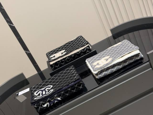 配盒 Size：30*180Cm 降温啦！晚上真的需要一条围巾 香奈儿王牌围巾 无敌好卖的一款 必须种草的第一条围巾