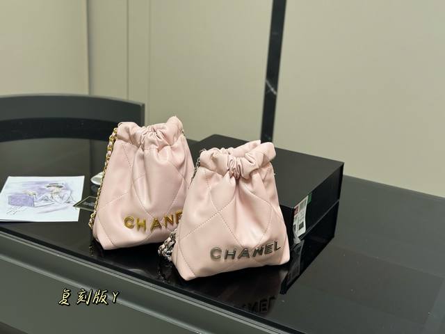 配折叠盒 Size：20*20Cm 香奈儿 迷你22Bag 缩小版22Bag显得格外的俏皮可爱， 依旧是小牛皮材质， 柔软而轻盈！ 搜索 垃圾袋 Mini