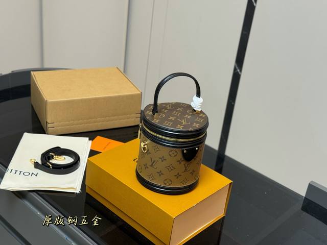 折叠盒飞机盒 Size：17.15Cm Lvcannes 水桶包配内胆 发财桶！发财桶！ 越用越香！！！ 百搭实用 黑色真皮 原版帆布涂层配牛皮材质