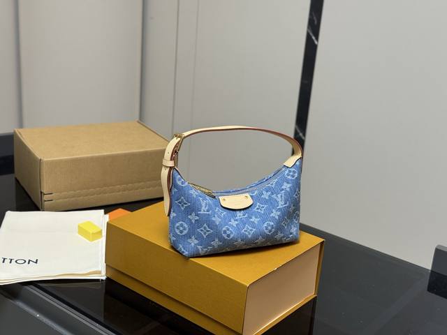 配折叠盒飞机盒 Size：20*11Cm 新款牛仔饭盒包 跟上这波风潮 太可爱了啊啊 复古才是真正上头的！ Lv 新款 牛仔 饭盒包！