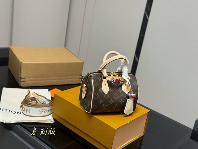 新款 配折叠盒飞机盒 Size：18Cm Lv Speedy Nano 代购渠道 台湾客定材质 肩带可以拆卸！