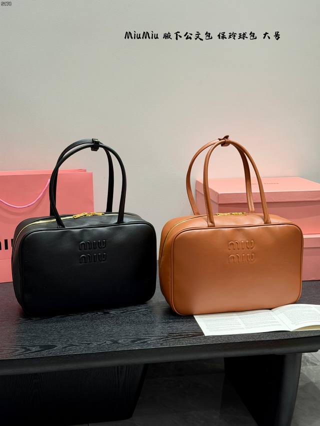 尺寸 34.22Cm 大号 Miumiu 手提公文包 保龄球 奶乎乎,软绵绵,容量也是足够了,日常生活用品轻松纳入。 背法也是多种,手提,斜挎,腋下,手拎。都可 尺寸 34.22Cm 大号 Miumiu 手提公文包 保龄球 奶乎乎,软绵绵,容量也是足够了,日常生活用品轻松纳入。 背法也是多种,手提,斜挎,腋下,手拎。都可