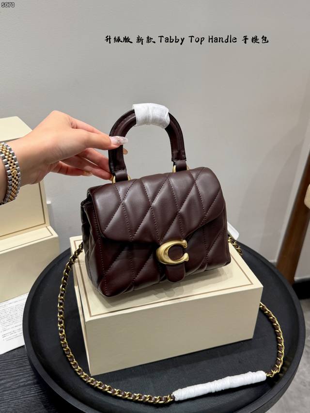 礼盒包装 升级版！ Coach蔻驰 Tabby Top Handle 新品手提酒神包绗缝羊皮纹 经典Tabby包型全新升级 枫叶棕色秋冬必备 行李箱式手柄便于携