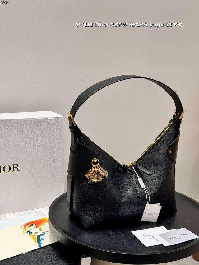 礼盒包装 升级版 发现新款啦迪奥Dior Voyage秋冬系列腋下包 又是一个迪奥新款腋下包牛角包，直接击中心巴上！ 自带松弛感，包形柔软又随意～ 复古的粒面牛