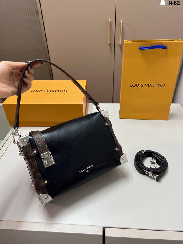 芯片版本 Lv Side Trunk 新款黑武士谷爱凌 盒子包 箱子包 新款！是软软的小箱子 很多精致的小细节在里面 大容量又实用又好凹造型 N-62尺寸23×