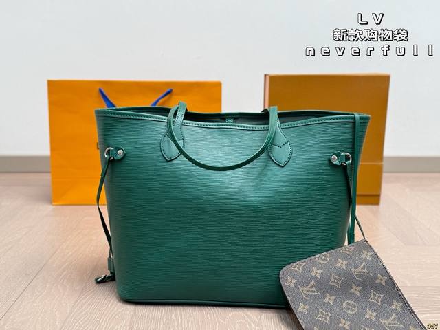 Lv新款购物袋 Neverfull超级酷太爱啦 购物袋届的天花板 被它的颜值惊艳到啦 简约大气 时髦感十足 尺寸32 28