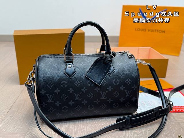 Lv Speedy Soft 30枕头包 手袋以瞩目风姿成就旅途良伴。充裕构型内设拉链口袋，可妥善保管护照和其他重要物品。名牌诉说工致细节，Toron 手柄再添