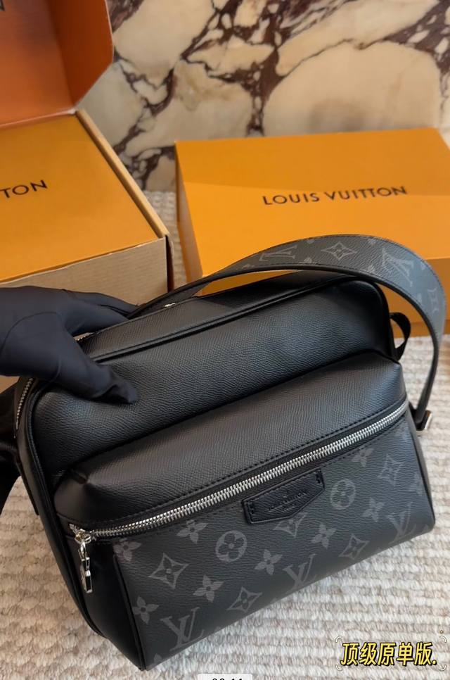 Lv Outdoor邮差包 规格:L26.0Xh20.0Xw10.5Cm 男包推荐~Iv Outdoor邮差包害 通勤包必备款，真的很推荐这款，可以斜挎，可以单