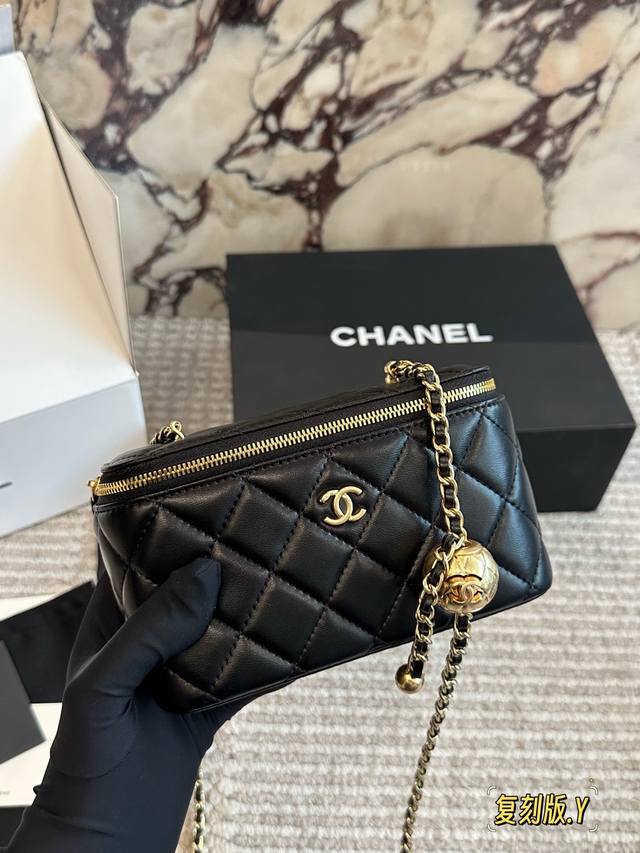 配盒 镜子 金球包！好运滚滚啦！ Size：18Cm Chanel 小香家 金球 化妆小盒子 有了小镜子 各种拗造型