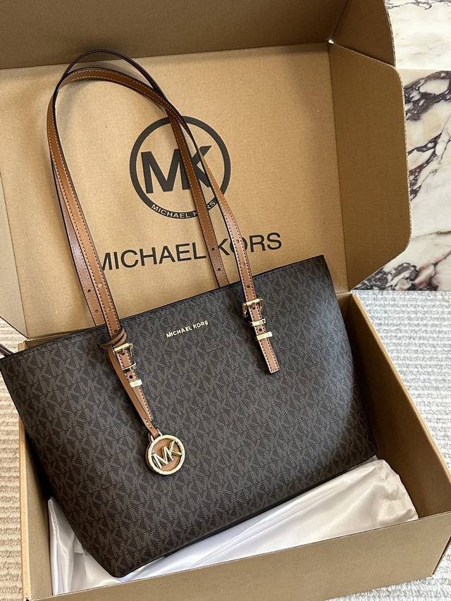 Mk Quinn系列设计简约大方，质感满满，超级百搭，轻松驾驭各种场合。三种经典配色，总有一款适合你，还配有精致的金属Logo，细节感十足。不仅外观好看，容量也