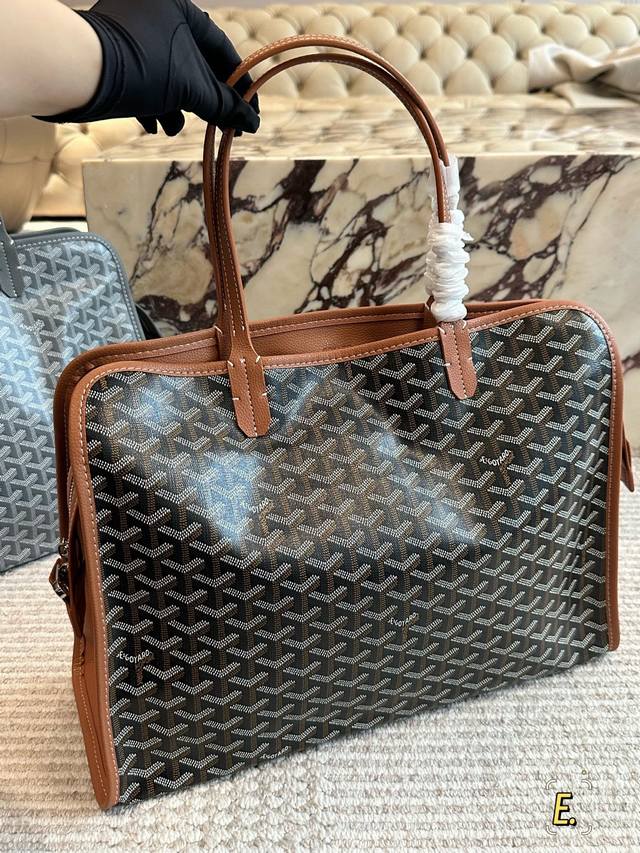 Size：41 30Cm 戈雅购物袋 属于这个季节的购物袋 从头到尾全部都是客订哦！ Goyard 小托特 实物真的很有质感， 四季绝配！