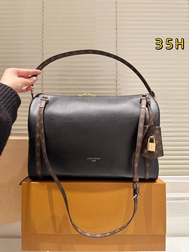 牛皮版本 Lv路易威登｜Express 单肩包 版型挺括不软塌，上身利落显精神 肩带长度刚好，单肩 斜挎 腋下都舒服，不压肩容量感人，日常出门物品全装下，实用不