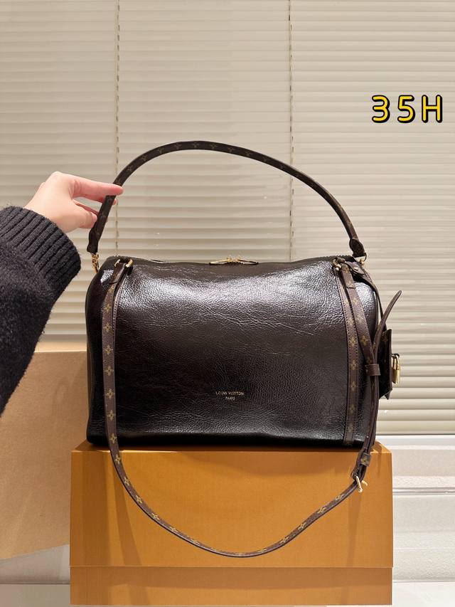 牛皮版本 Lv路易威登｜Express 单肩包 版型挺括不软塌，上身利落显精神 肩带长度刚好，单肩 斜挎 腋下都舒服，不压肩容量感人，日常出门物品全装下，实用不