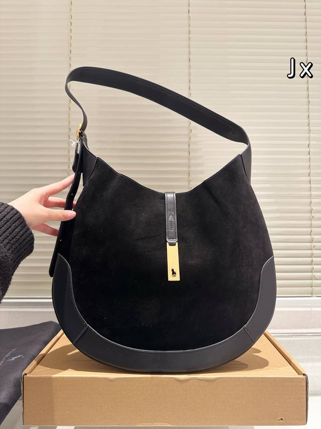 配盒 麂皮 Size：38*30Cm 郑秀晶和金冬天都背了 拉夫劳伦 大号好随性啊~ 而且斜挎肩背都可以 这款越来越难补了！