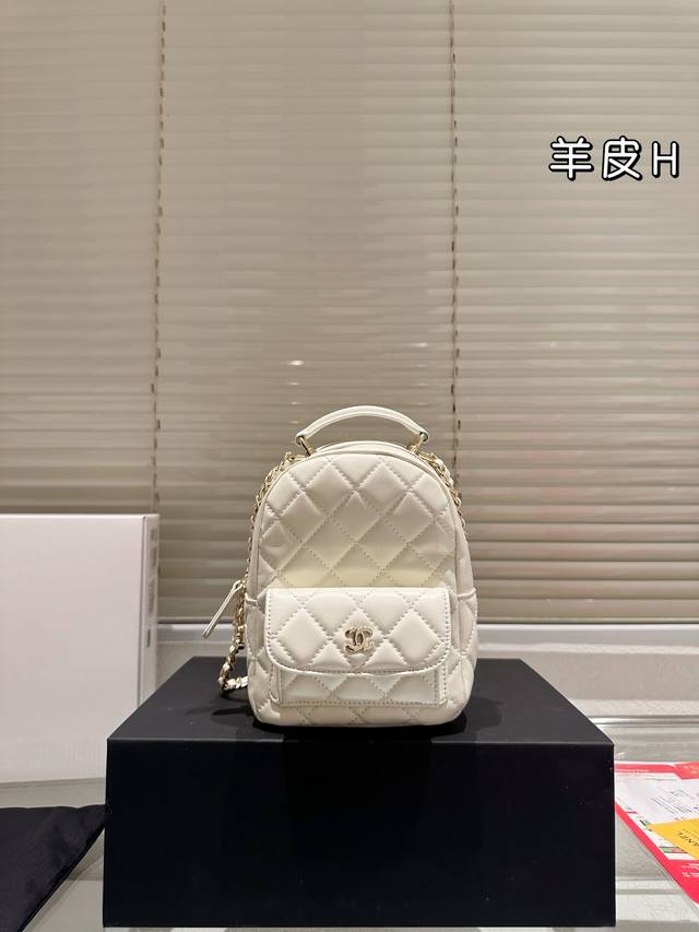 复刻版 羊皮 Chanel 香奈儿24C迷你小书包 香奈儿24C迷你小书包，黑色荔枝纹牛皮+金色双Clogo，经典又耐用！菱格纹缝线+顶部提手+可拆卸肩带，手提