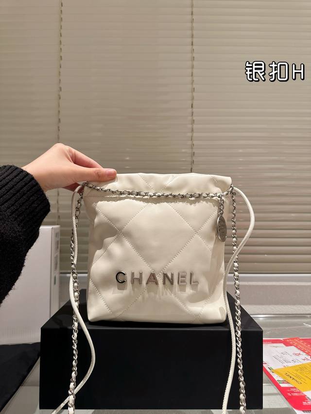 复刻版 银标 Chanel香奈儿22Bag Mini垃圾袋 香奈儿22Bag Mini黑金垃圾袋,柔软小牛皮+经典菱格纹,金色五金超有质感。抽绳设计+链条肩带, 复刻版 银标 Chanel香奈儿22Bag Mini垃圾袋 香奈儿22Bag Mini黑金垃圾袋,柔软小牛皮+经典菱格纹,金色五金超有质感。抽绳设计+链条肩带,