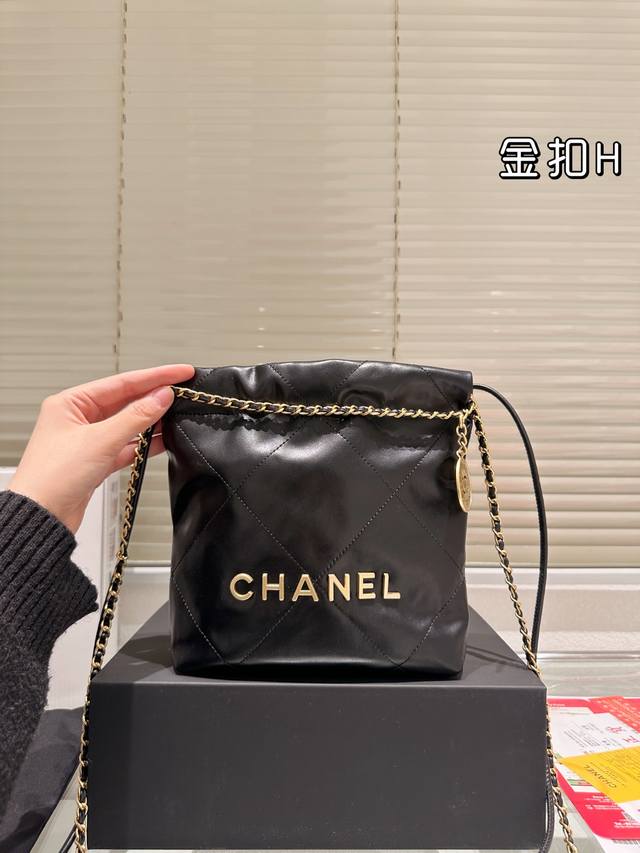 复刻版 金标 Chanel香奈儿22Bag Mini垃圾袋 香奈儿22Bag Mini黑金垃圾袋，柔软小牛皮+经典菱格纹，金色五金超有质感。抽绳设计+链条肩带，