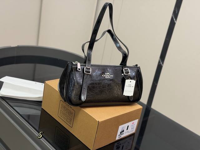 配盒 蔻驰新品Asher太好看了 新品又又又又戳到我了！ 油蜡皮光泽度好有质感重点是真的很轻！！！ 酷酷的包包 真的太太太太好看啦 尺寸:30.14Cm