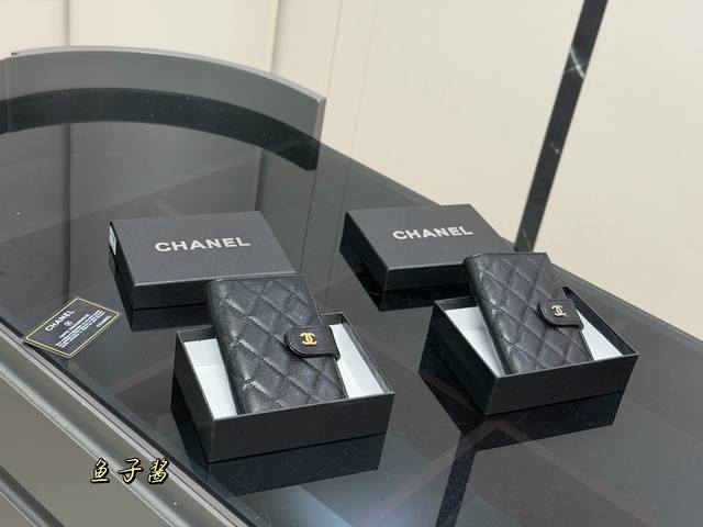 配盒 Size：10.15Cm 香奈儿中长夹 Chanel 钱包 护照夹 里外全皮！ 头层牛皮！ 日常出门零钱和卡足够用的一款！ 包装很高级