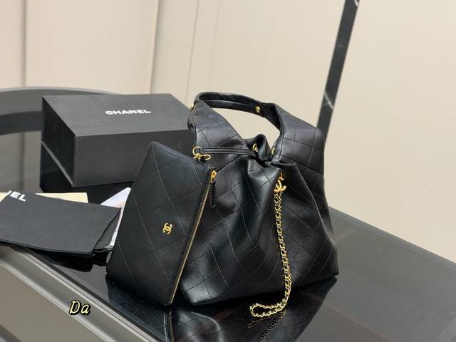 Chanel 25Bag 真绝绝子 今年香奈儿25S系列简直美爆... 这只Hobo是个小号尺寸个人觉得比较日常 质感颗粒没这么重反而很细腻 也比较耐磨~时髦精