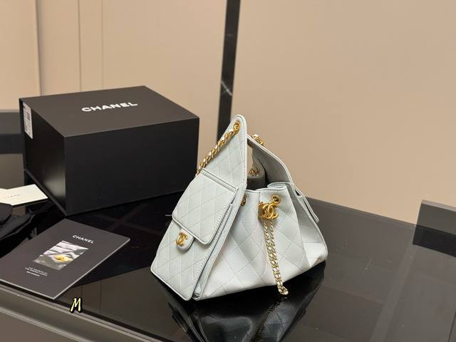 配折叠盒飞机盒 Chanel 25Bag 小号真绝绝子 今年香奈儿25S系列简直美爆... 这只Hobo是个小号尺寸个人觉得比较日常 鱼子酱的质感颗粒没这么重反