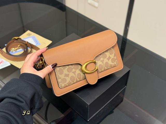 配盒 Size：25*15Cm 百搭神器 Tabby 蔻驰 酒神Tabby 超级好看！ 五金处Coach的刻字 满满的小细节 配置双肩带 牛皮品质！